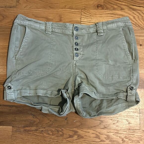 Torrid Military Stretch Twill Mid Rise Shorts. Size 18 - Picture 1 of 4